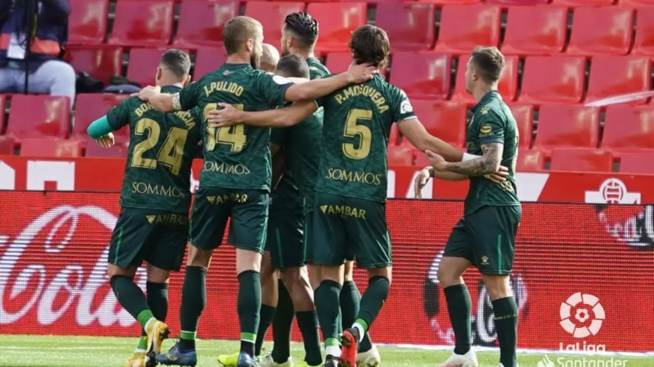 La plantilla azulgrana celebra el gol de Mikel Rico. | Foto: LaLiga