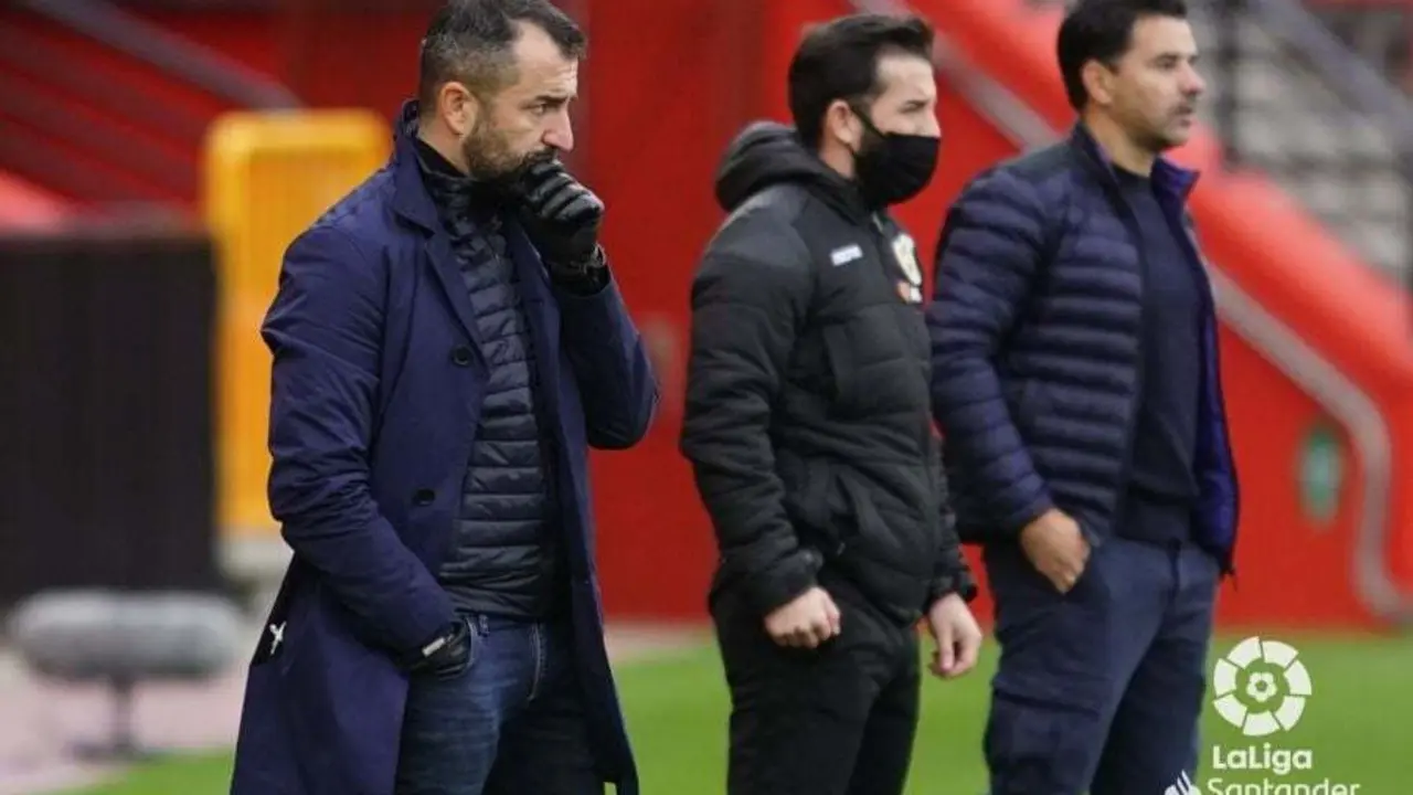 Los entrenadores del Granada y el Huesca durante un lance del juego. Foto: LaLiga