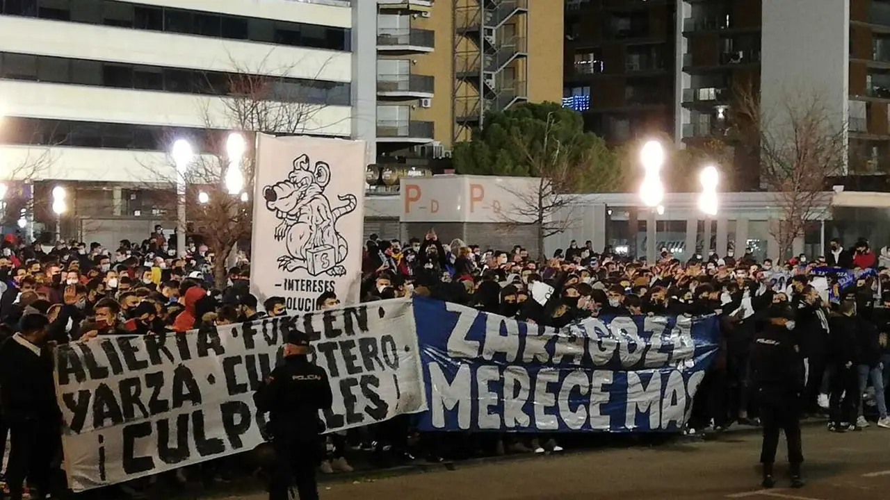 La afici&oacute;n zaragocista se manifiesta. Foto: Manu Chamorro