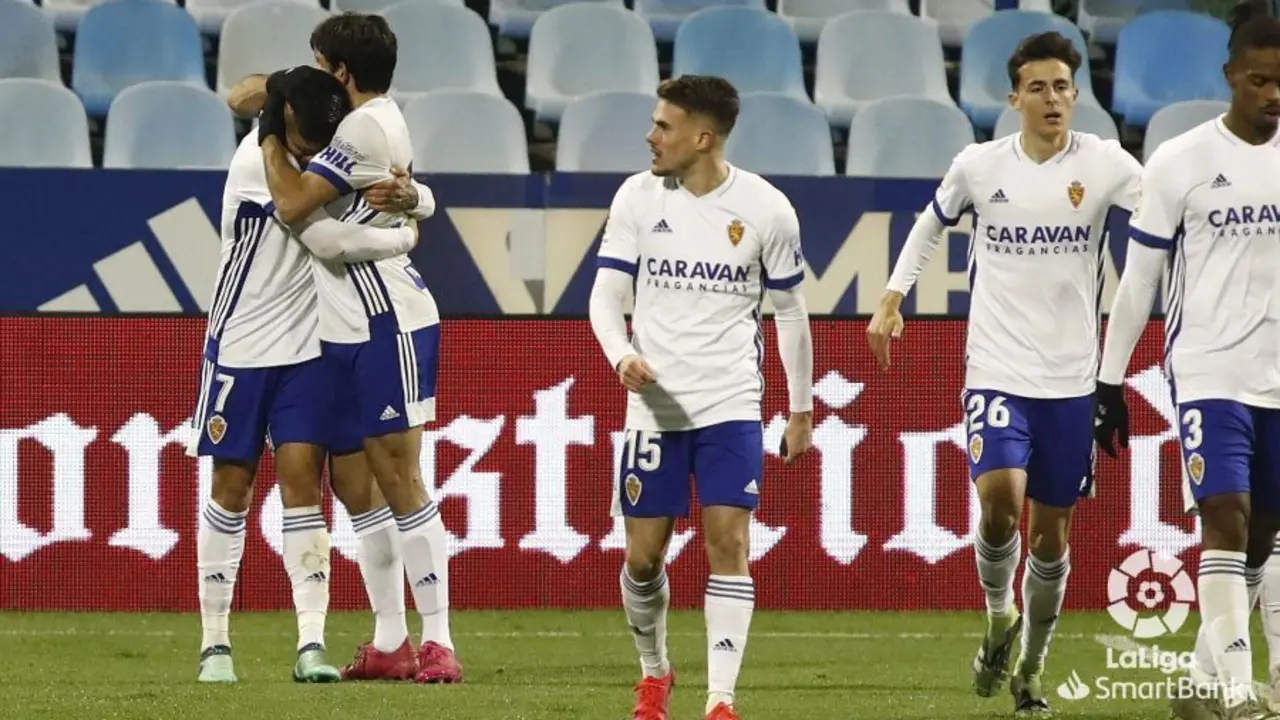 El Real Zaragoza celebra un gol de Narv&aacute;ez. Foto: LFP
