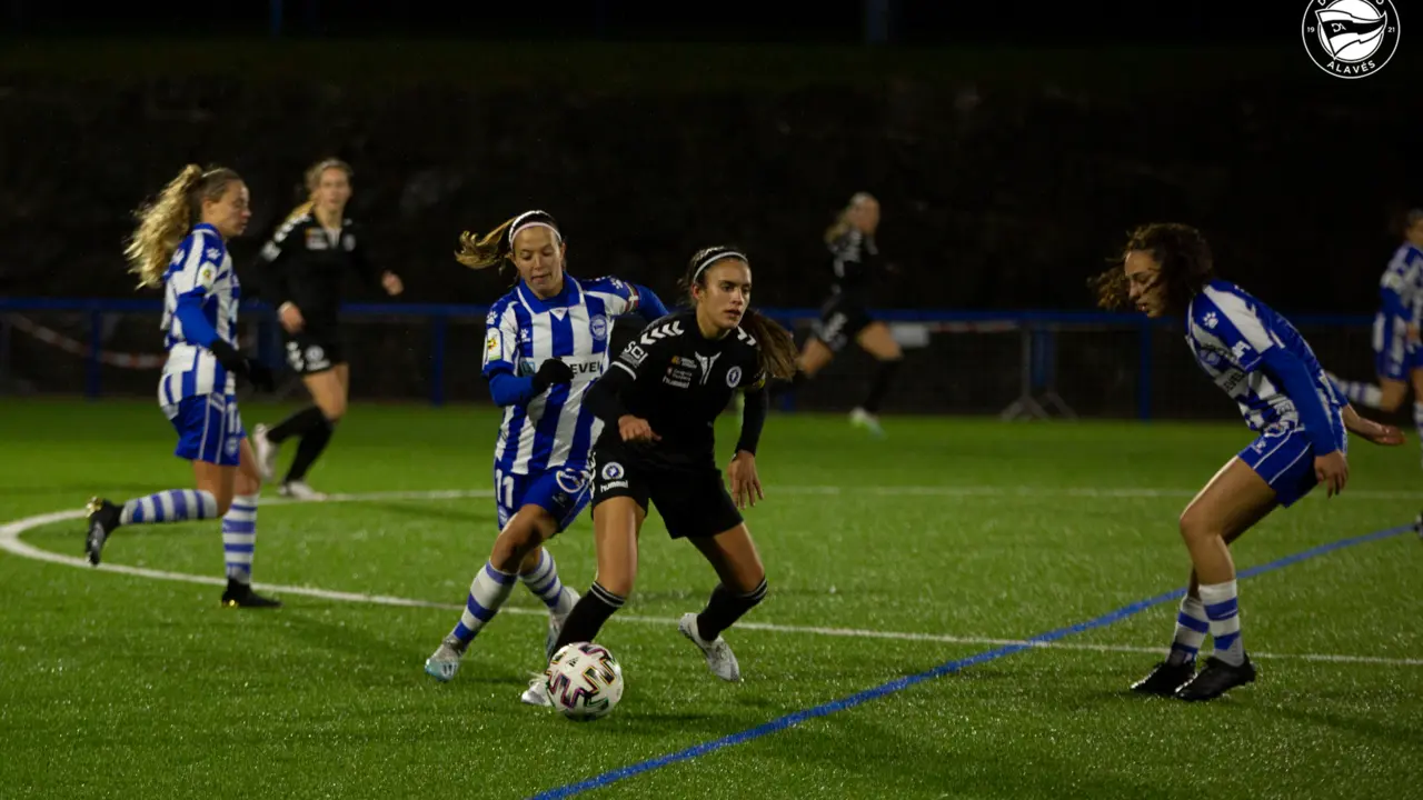 Laura Mart&iacute;nez rodeada de dos rivales en las instalaciones Compa&ntilde;&oacute;n. Foto: Deportivo Alav&eacute;s