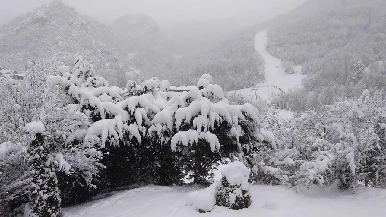 Imagen de Panticosa con la pista Estrimal que llega a la base de la estaci&oacute;n y hasta la misma localidad cubierta de nieve. Foto: Marcos Armesto