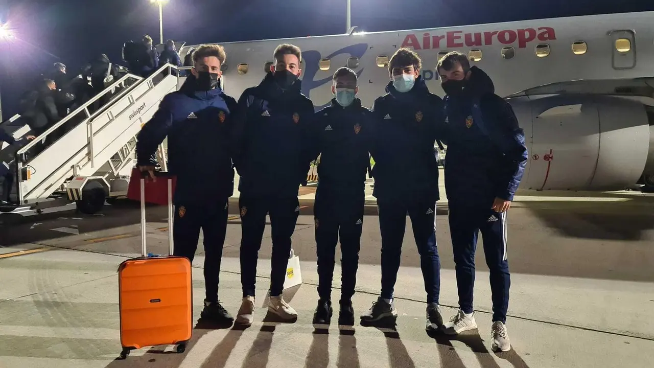 (De izquierda a derecha) Alejandro Franc&eacute;s, Javi Hern&aacute;ndez, Luis Carbonell, Iv&aacute;n Az&oacute;n y Francho antes de volar hacia Almer&iacute;a. Foto: Real Zaragoza