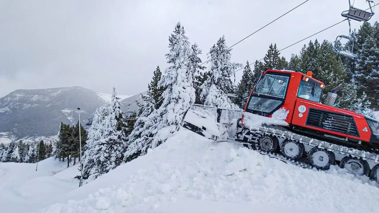 Con la cantidad de nieve ca&iacute;da gracias a la &uacute;ltima borrasca tan solo dalta el pl&aacute;cet para abrir. En la imagen, Cerler. Foto: Aram&oacute;n Cerler
