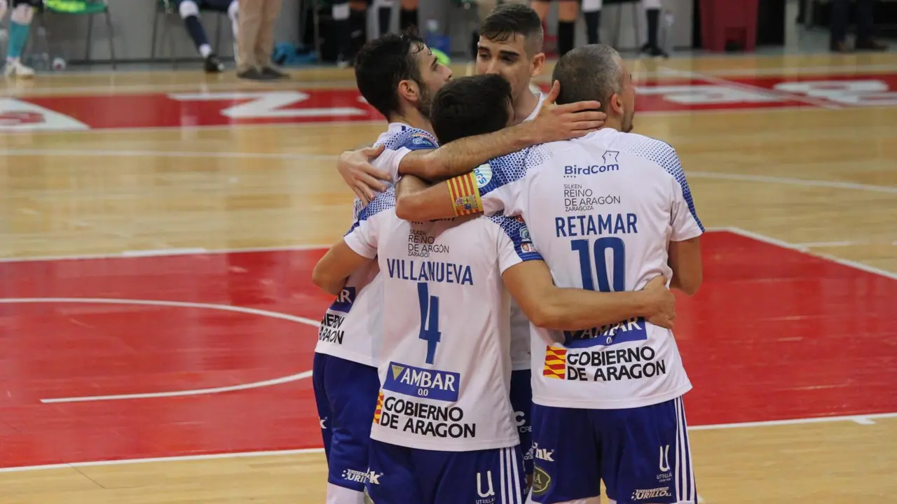 El equipo se abraza tras uno de los goles. Foto: Pedro Luis Serrano