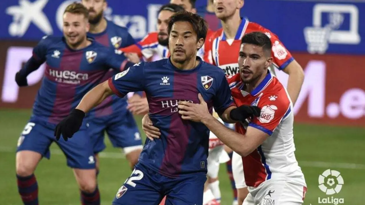 Tachi, junto a Okazaki en una acci&oacute;n del partido | Foto: LFP
