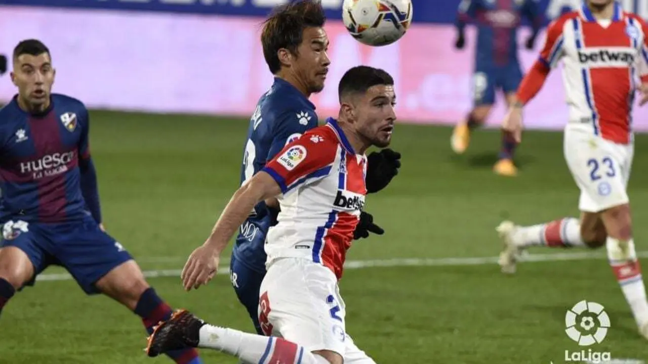 Tachi disputa un bal&oacute;n junto a Okazaki. | Foto: LaLiga