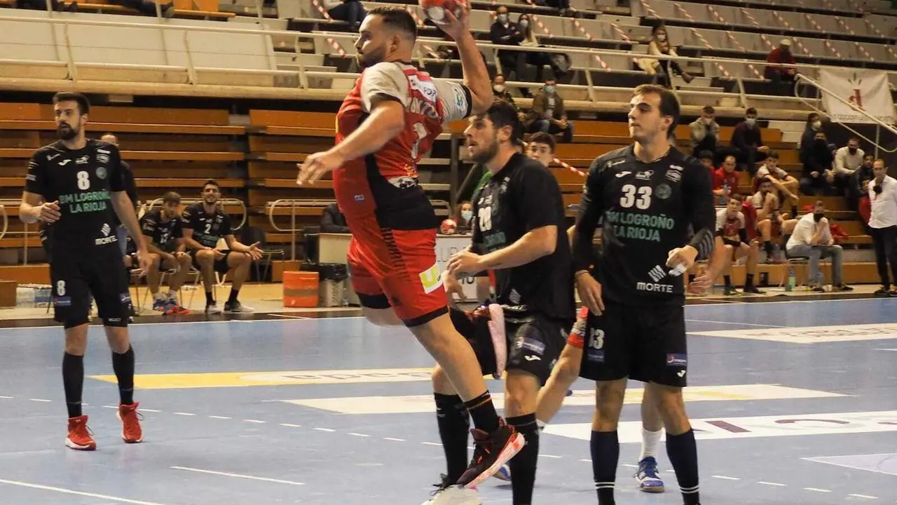 Montoya, en otro grran partido del pivote como el resto del equipo, se dispone a finalizar una acci&oacute;n contra Logro&ntilde;o. Foto: C.Pascual