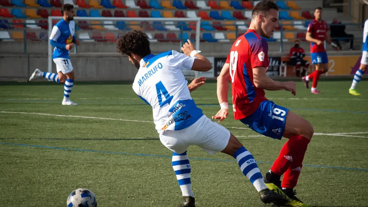 Casi y Marrufo pugnan por un bal&oacute;n en el Tarazona - Ejea Foto: Ra&uacute;l L&oacute;pez Navarro