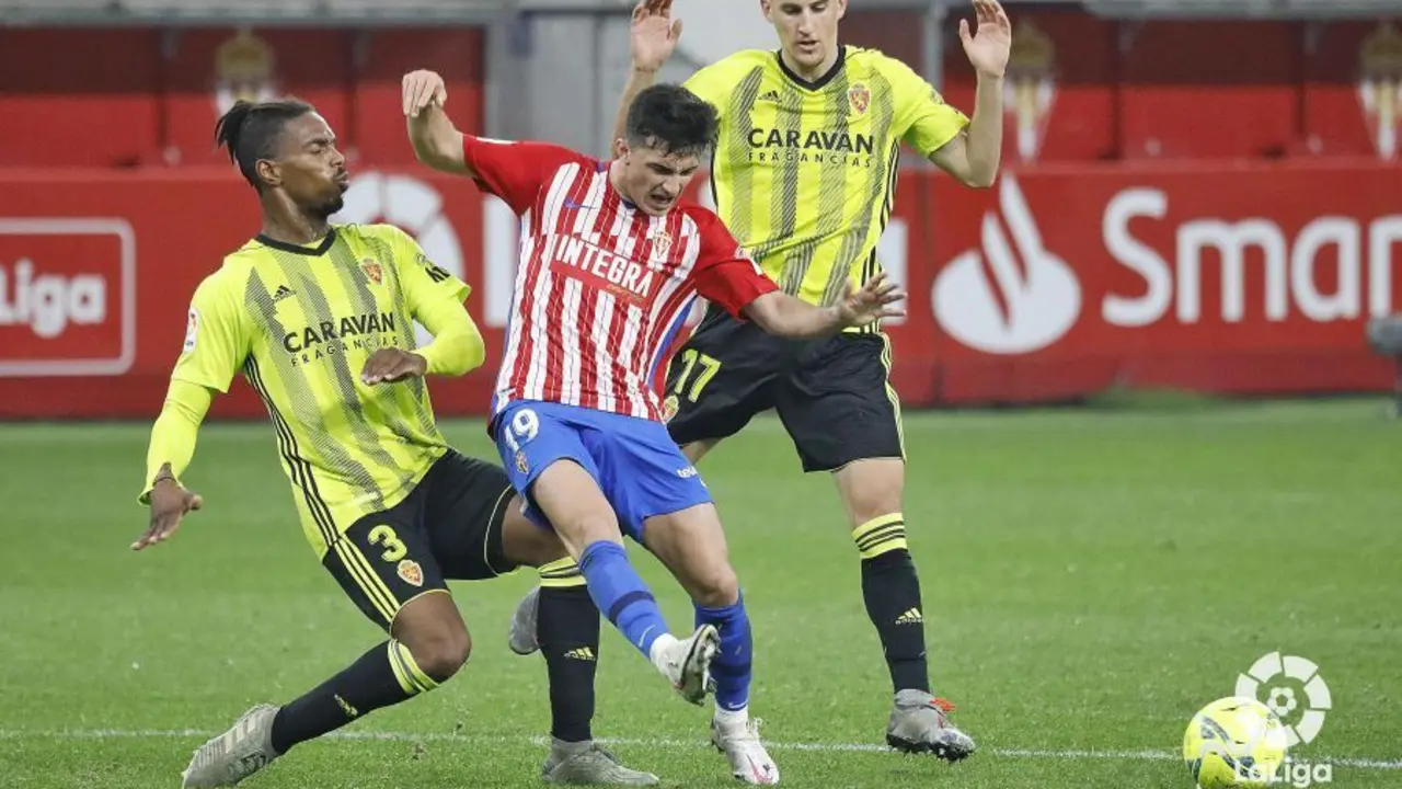 jair en una jugada defensiva junto a Nieto. Fotograf&iacute;a: Liga Smartbank