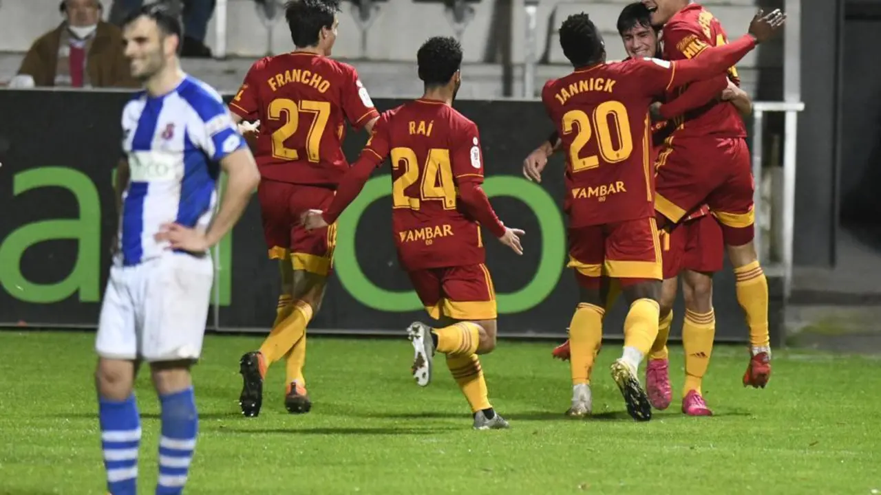 Los jugadores se abrazan en el gol de Iv&aacute;n. Foto: Real Zaragoza