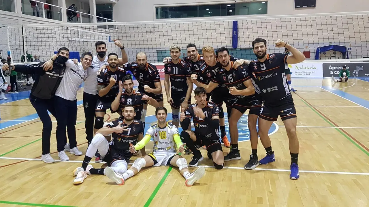 El equipo celebra una victoria important&iacute;sima. | Foto: CV Teruel