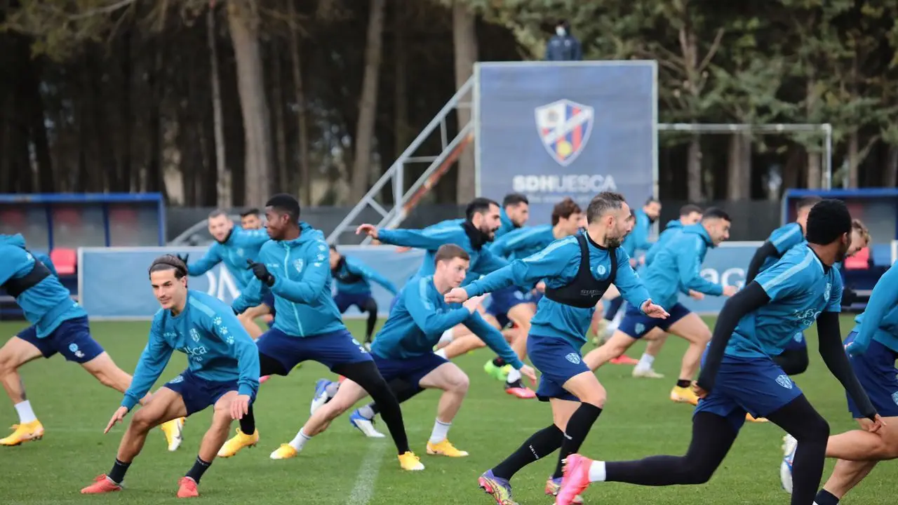 Entrenamiento del conjunto de M&iacute;chel. | Foto: SD Huesca