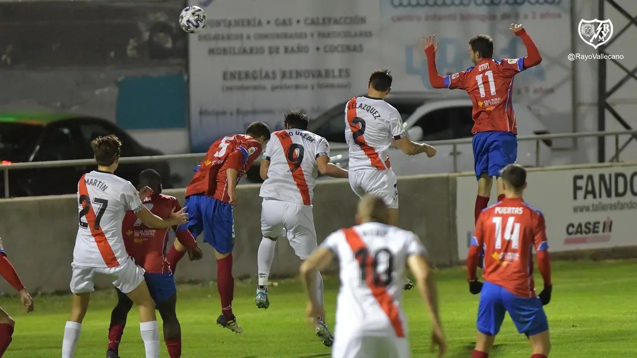 Disputa de bal&oacute;n a&eacute;reo entre el Teruel y los rayistas. | Foto: Rayo Vallecano