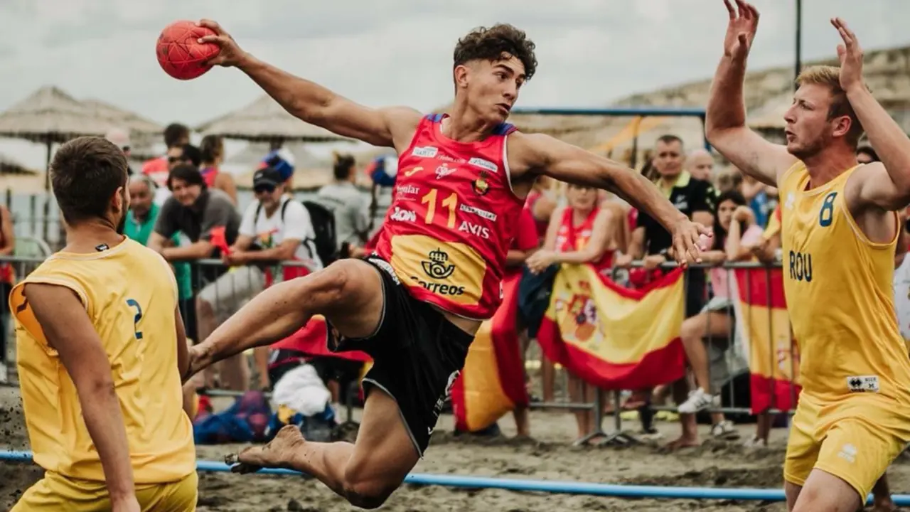 Sergio P&eacute;rez define en una jugada con los Hispanos de la arena. Foto: Cedida