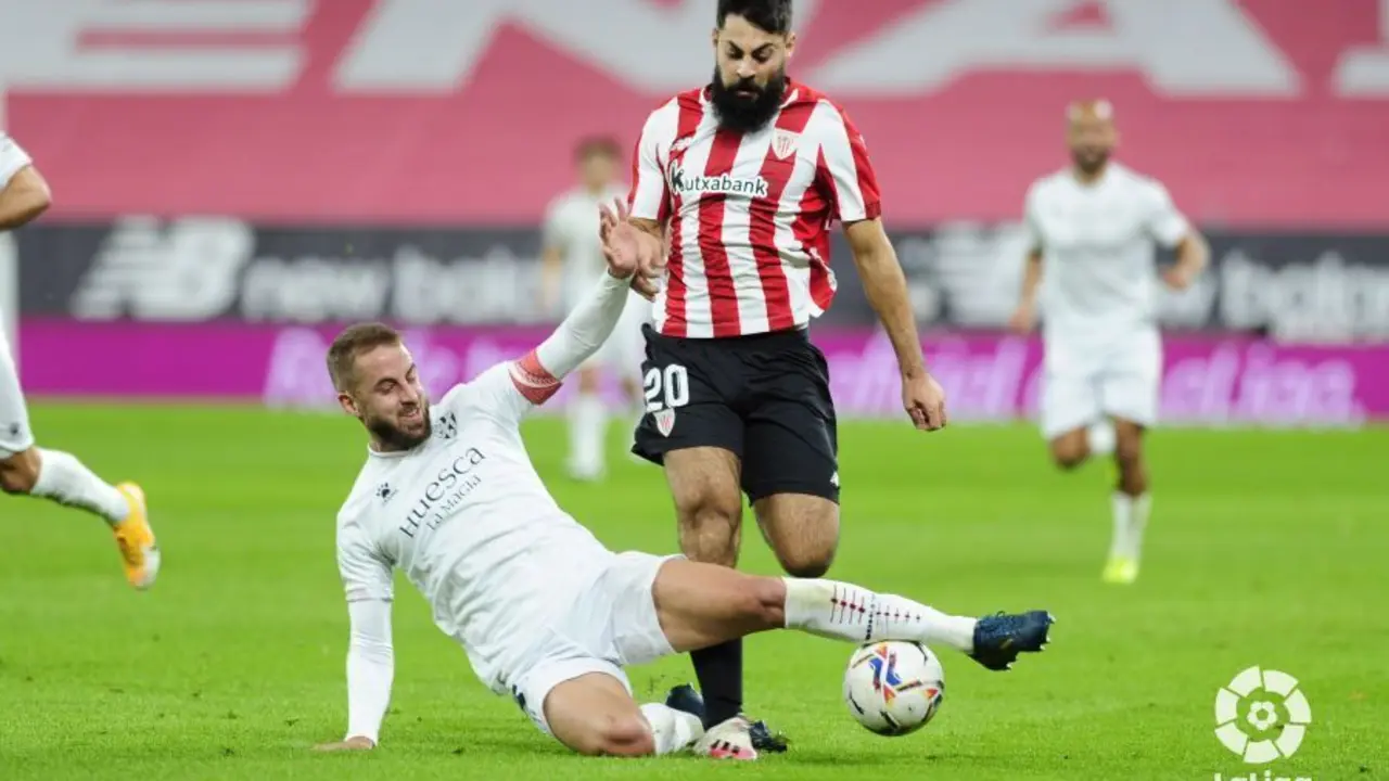 Pulido trata de frenar a Villalibre. | Foto: LaLiga