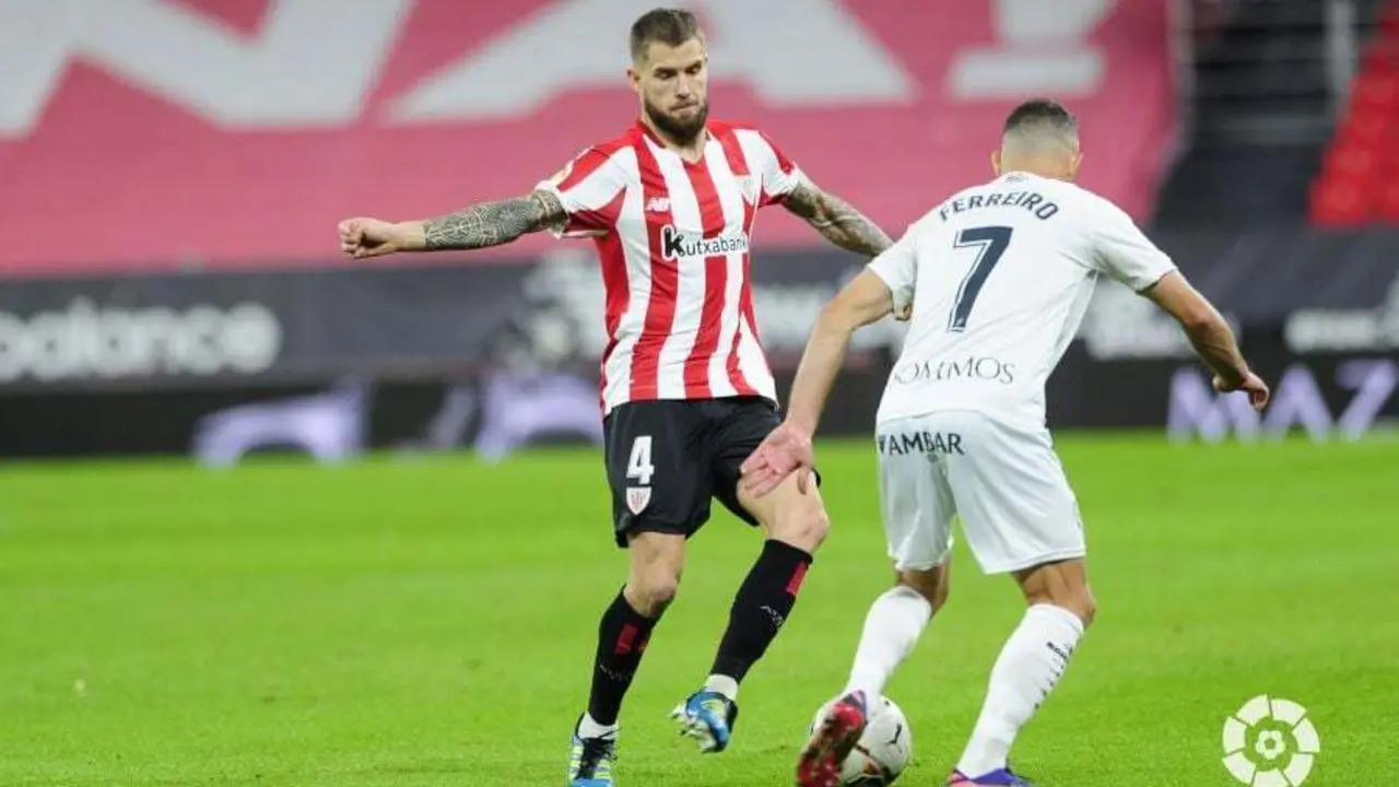 Ferreiro con el bal&oacute;n en San Mam&eacute;s. | Foto: LaLiga
