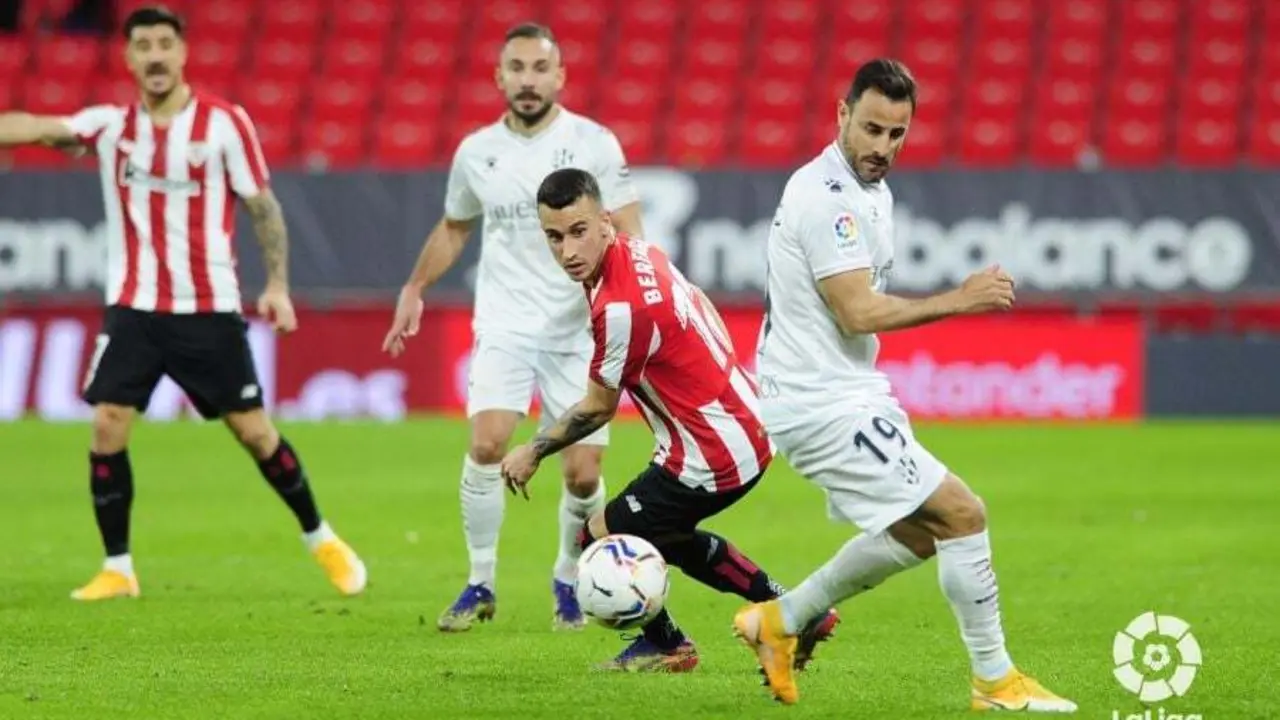 Pedro L&oacute;pez sobre el verde de San Mam&eacute;s. | Foto: LaLiga