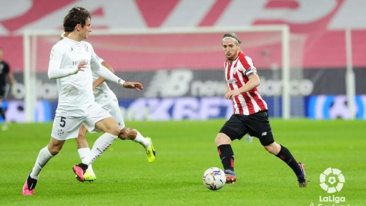 Mosquera intenta cortar a Muniain. | Foto: LaLiga