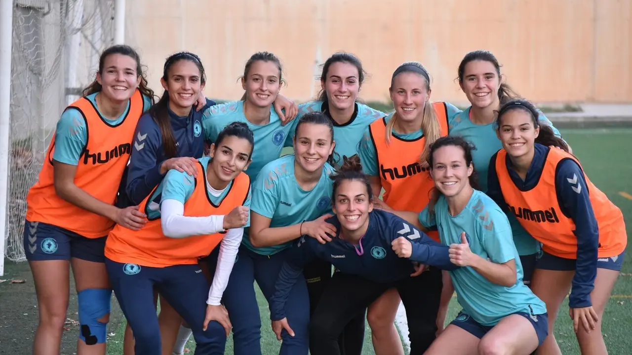 Las jugadoras del Zaragoza CFF juntas al finalizar un entrenamiento. Foto: Zaragoza CFF
