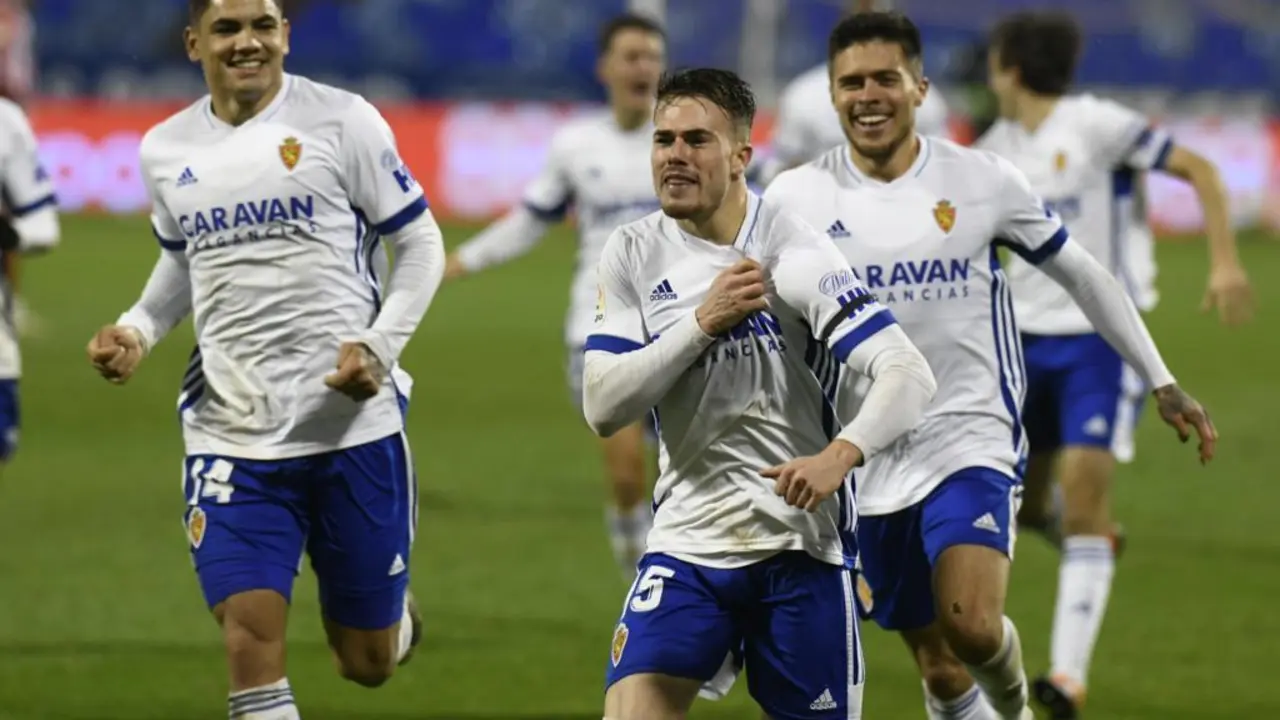Los jugadores zaragocistas celebran uno de sus &uacute;ltimos goles. Fotograf&iacute;a: Real Zaragoza