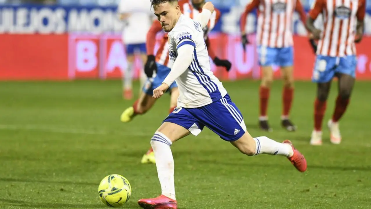 Chavarr&iacute;a golpea el bal&oacute;n. Foto: Real Zaragoza