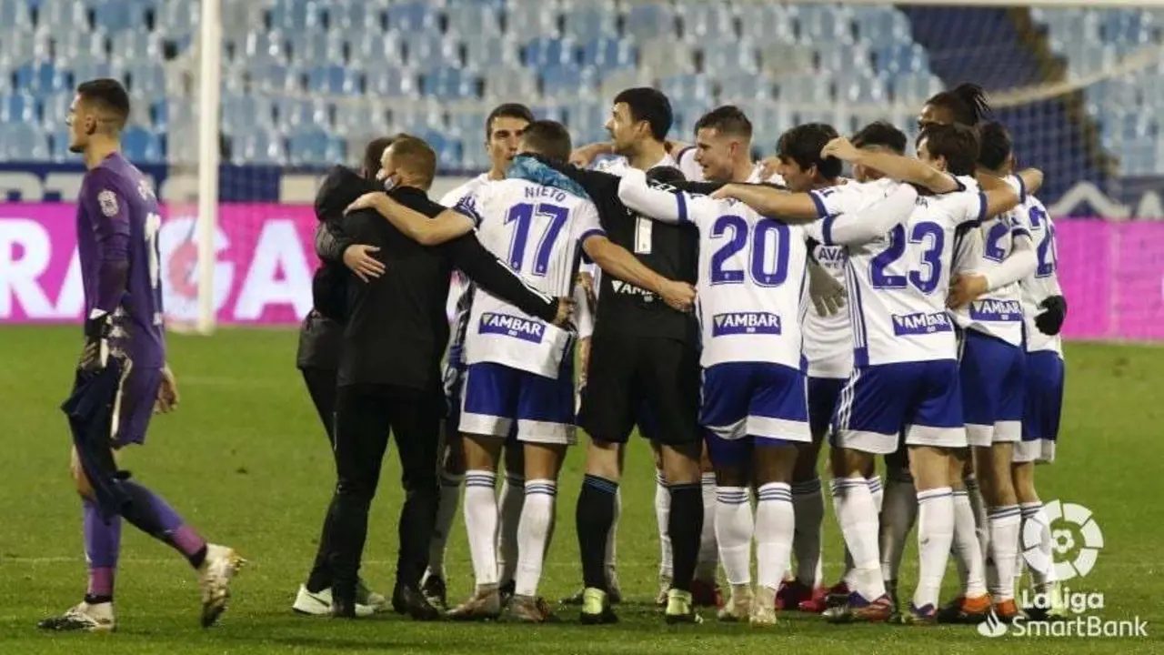 El Real Zaragoza celebra el triunfo ante el CD Lugo en el centro del campo. Foto: LaLiga SmartBank