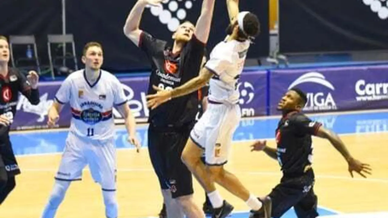 Tryggvi Hlinason intenta llegar a un tap&oacute;n. Foto: ACB