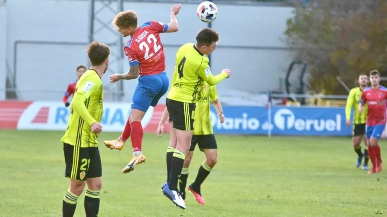 Choque entre los turolenses y el Deportivo Arag&oacute;n. | Foto: CD Teruel