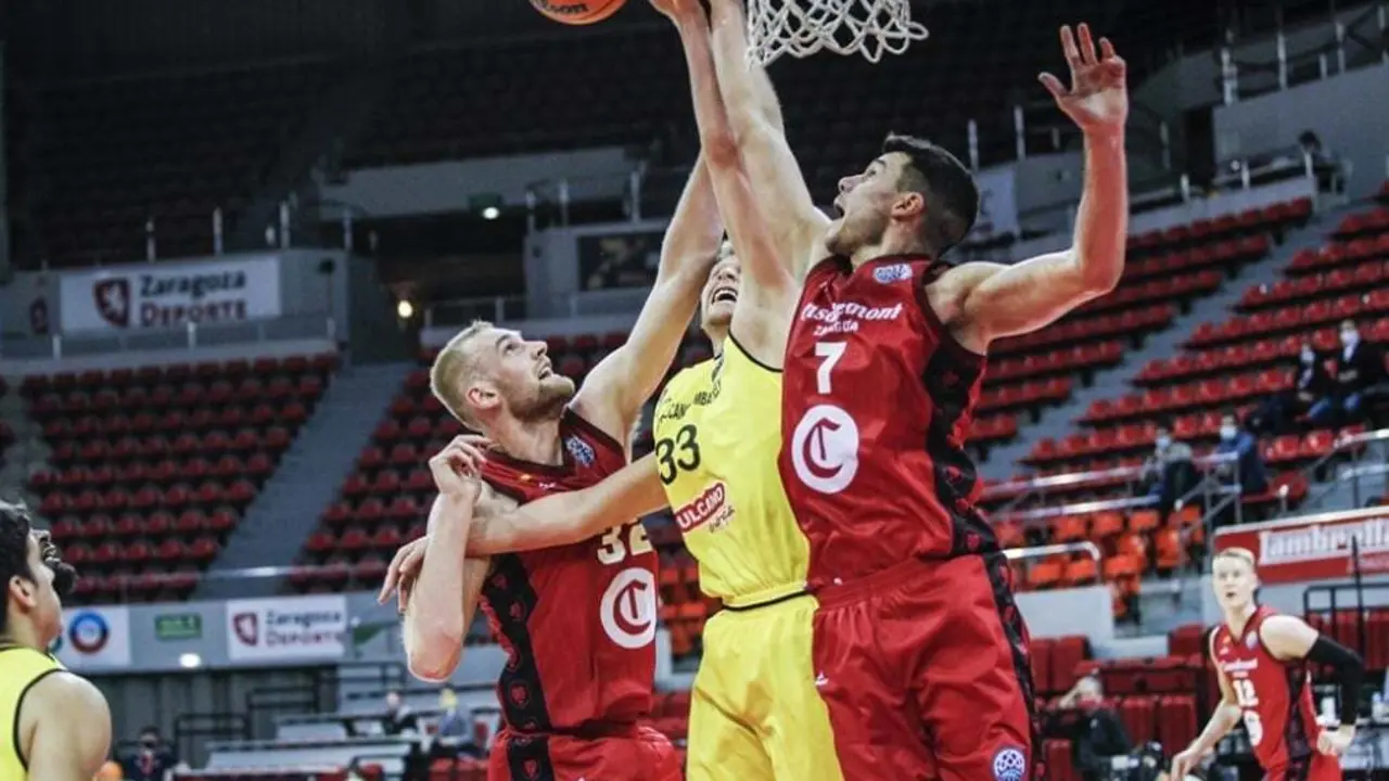 Barreiro y Hlinason, ante Bruinsma en el partido de la semana pasada. Foto: Esther Casas/FIBA