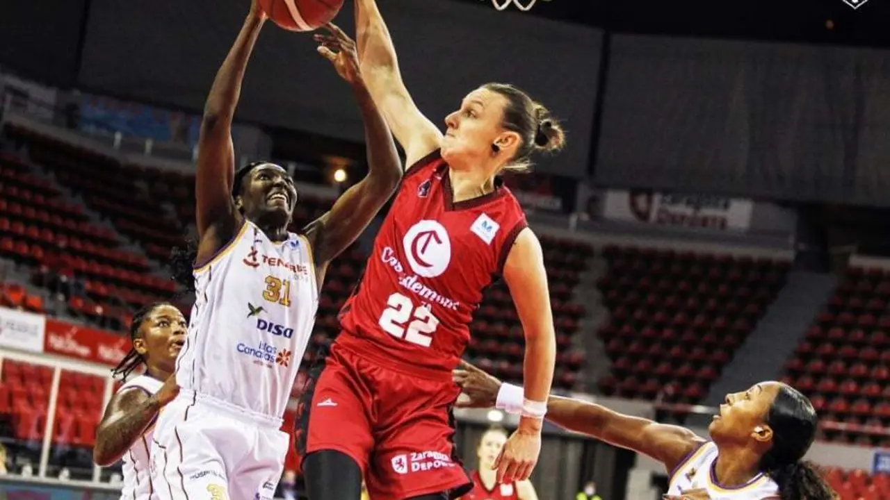 Chantelle Handy coloca un tap&oacute;n en el partido de ida. Foto: Esther Casas/Casademont Zaragoza