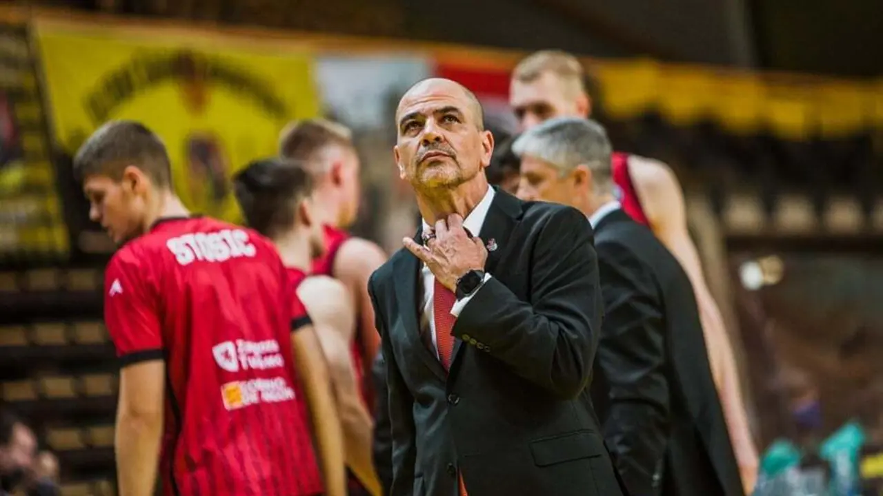 Sergio Hern&aacute;ndez en la pista del Falco. Foto: http://www.championsleague.basketball/es