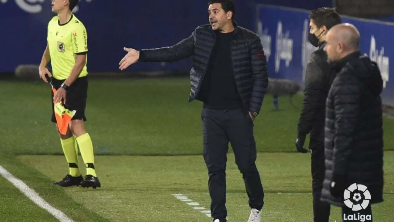 Michel da instrucciones en la banda en el Huesca - Levante. Foto: LFP