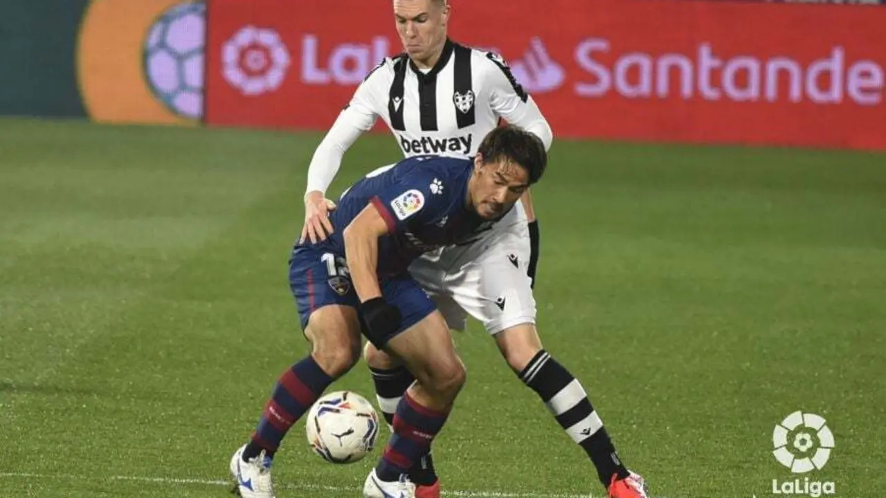 Okazaki protege el bal&oacute;n ante la oposici&oacute;n de un jugador del Levante. Foto: LaLiga