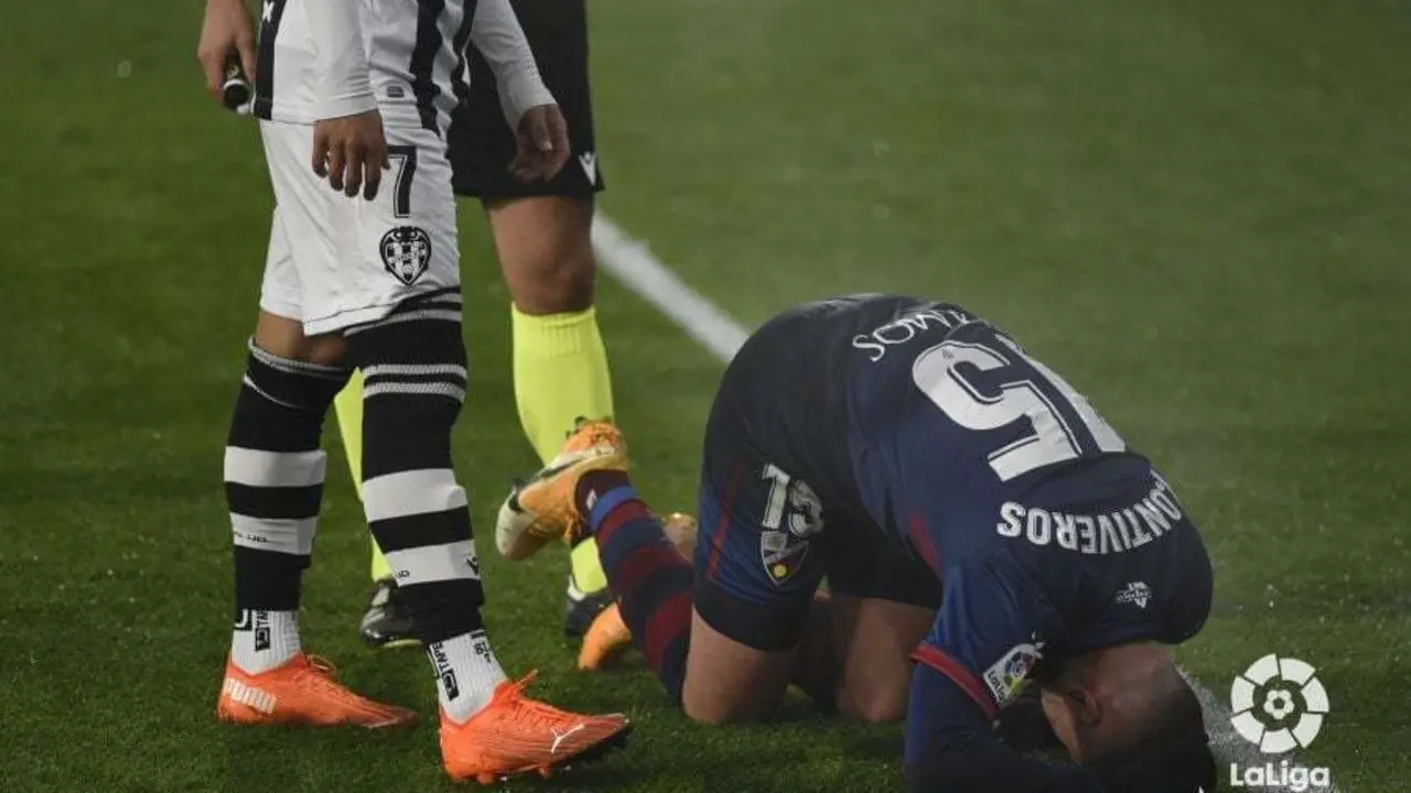 Ontiveros se duele del tobillo izquierdo. Foto:LaLiga