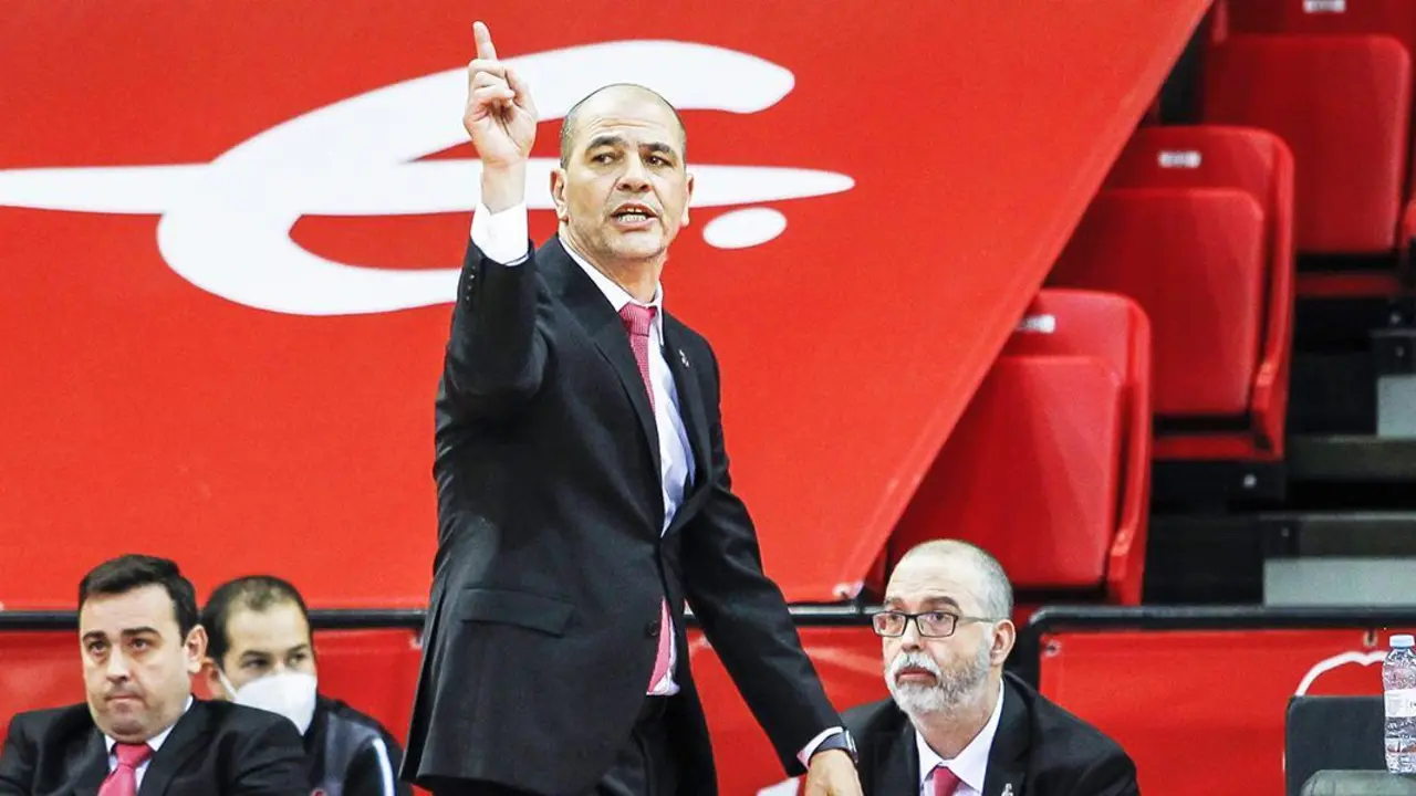 El entrenador del Casademont Zaragoza, Sergio Hern&aacute;ndez, da indicaciones a sus jugadores en pista. Foto: Casademont Zaragoza