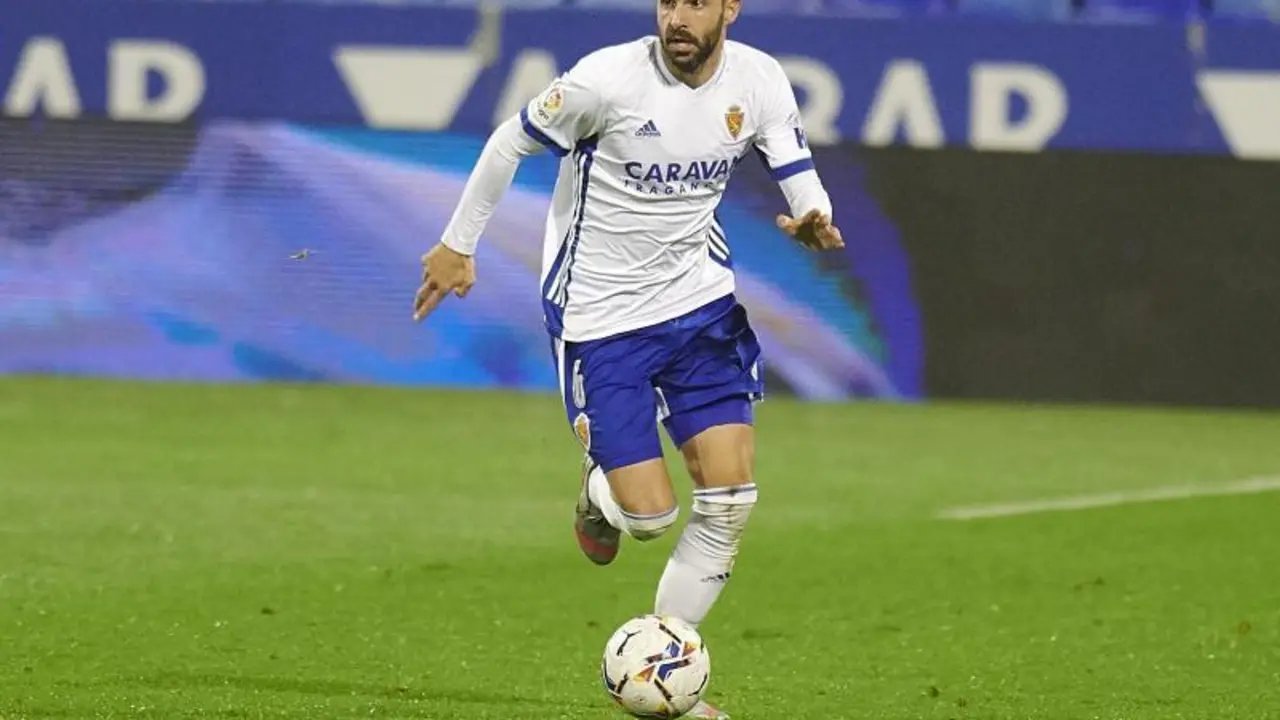 Alberto Guiti&aacute;n en una salida de bal&oacute;n ante el Real Oviedo en La Romareda. Foto: Tino Gil / Real Zaragoza