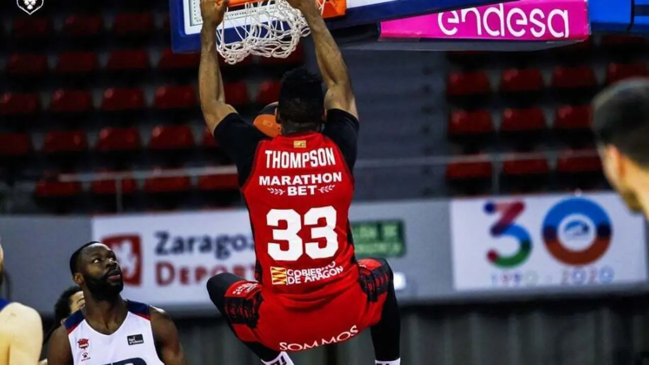 Jason Thompson se cuelga del aro ante Baskonia. Foto: Esther Casas/Casademont Zaragoza