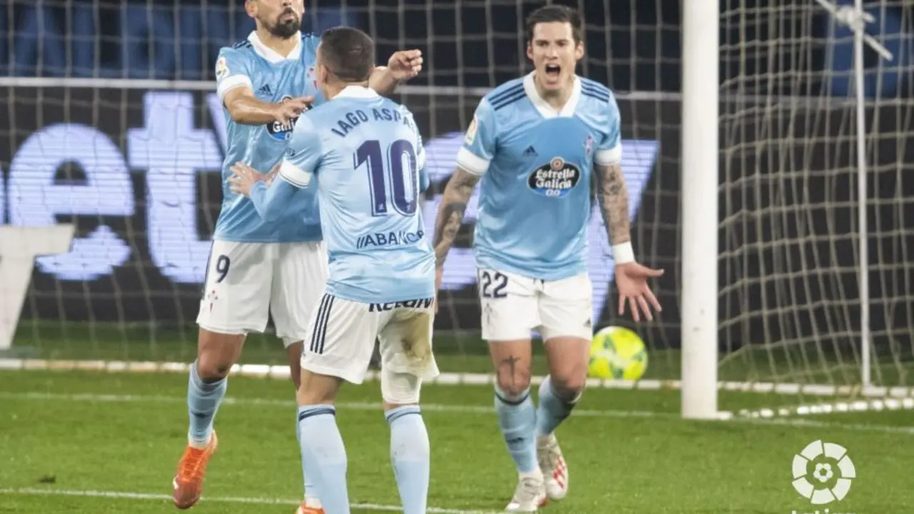 Los jugadores del Celta celebran el gol de Nolito en el Celta - Huesca disputado en Bala&iacute;dos. Foto: LaLiga