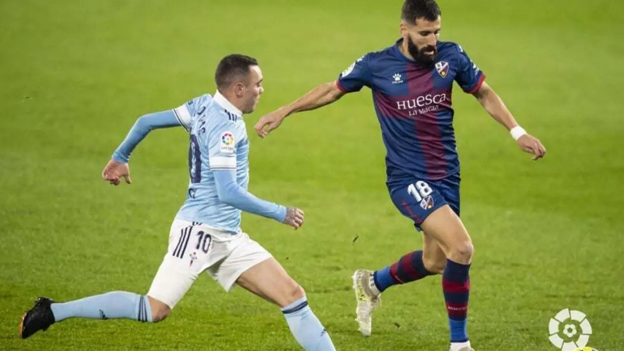 Iago Aspas y Siovas en la lucha por el esf&eacute;rico en la ida. Foto: La Liga.
