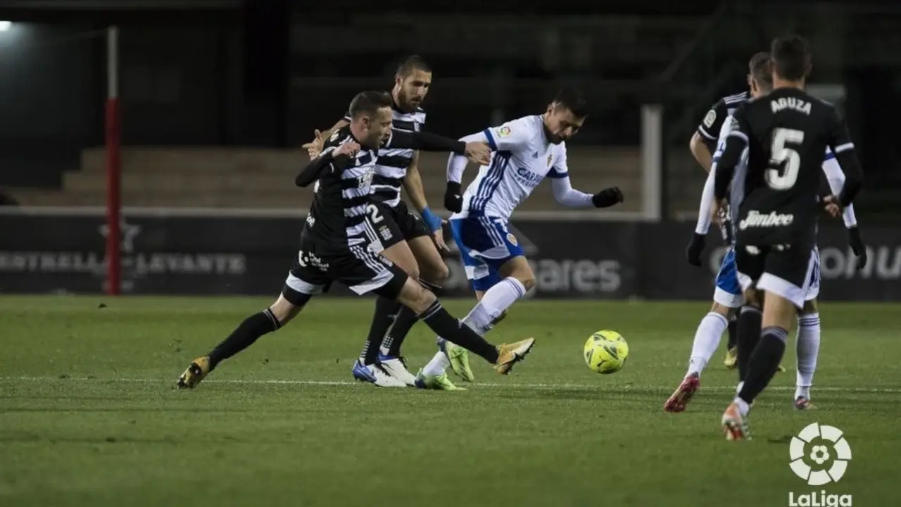 Juanjo Narv&aacute;ez rodeado de jugadores del FC Cartagena. Foto: LaLiga SmartBank