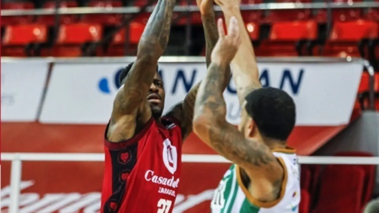 Dylan Ennis lanza a canasta. Foto: Esther Casas/Casademont Zaragoza