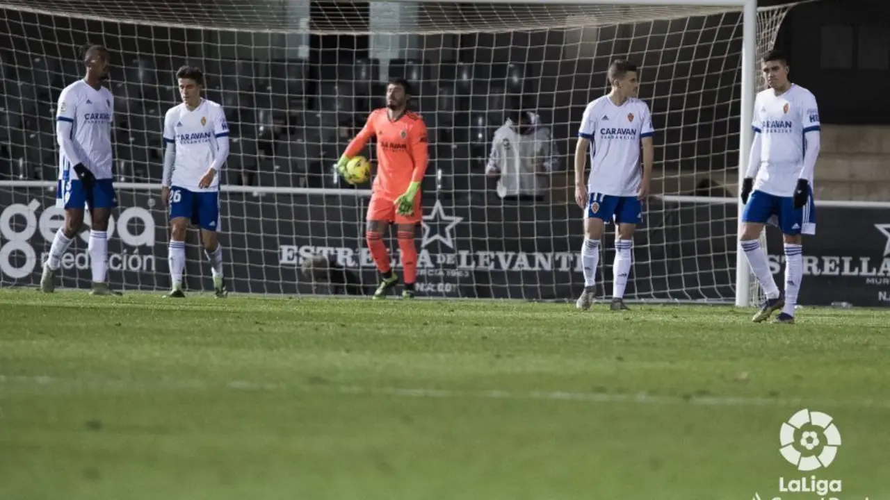 Jugadores del Real Zaragoza tras recibir el gol del Cartagena. Foto: LFP