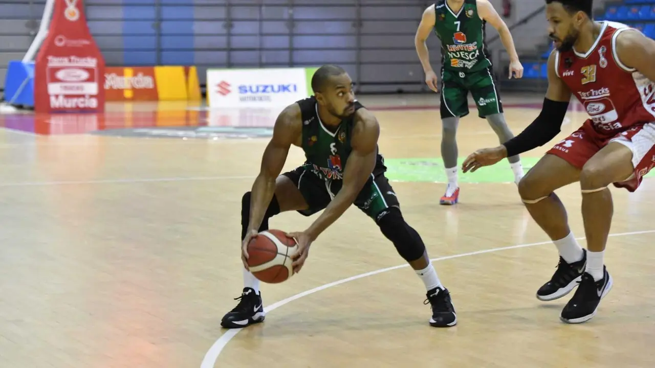 Cubill&aacute;n protege el bal&oacute;n en el Murcia Levitec Huesca con Lafuente al fondo de la imagen. Foto: Artemio Mart&iacute;nez