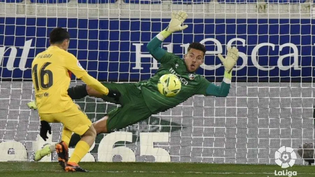 Alvaro en la jugada que sac&oacute; un bal&oacute;n casi imposible a Pedri. Foto: LaLiga