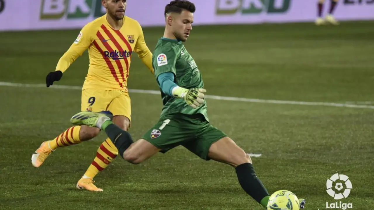 &Aacute;lvaro saca el bal&oacute;n ante la presi&oacute;n del Bar&ccedil;a. | Foto: LaLiga