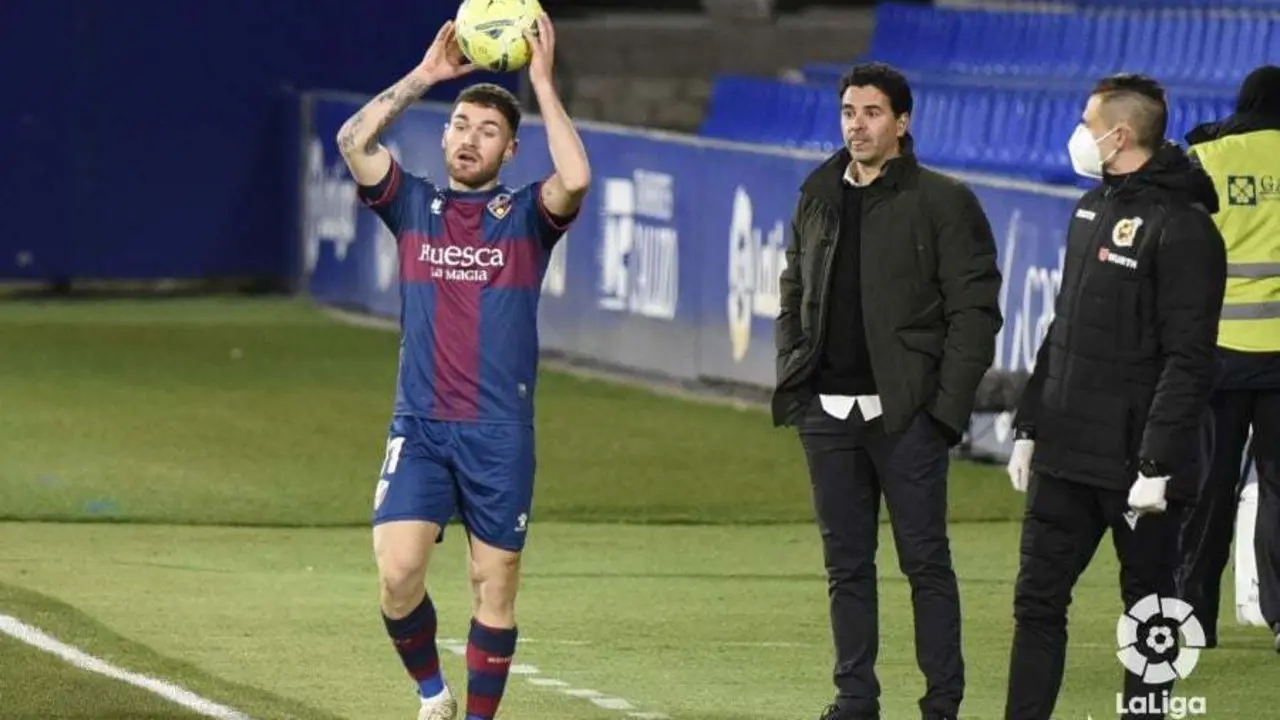M&iacute;chel en la banda de El Alcoraz en el partido ante el FC Barcelona. | Foto: LaLiga