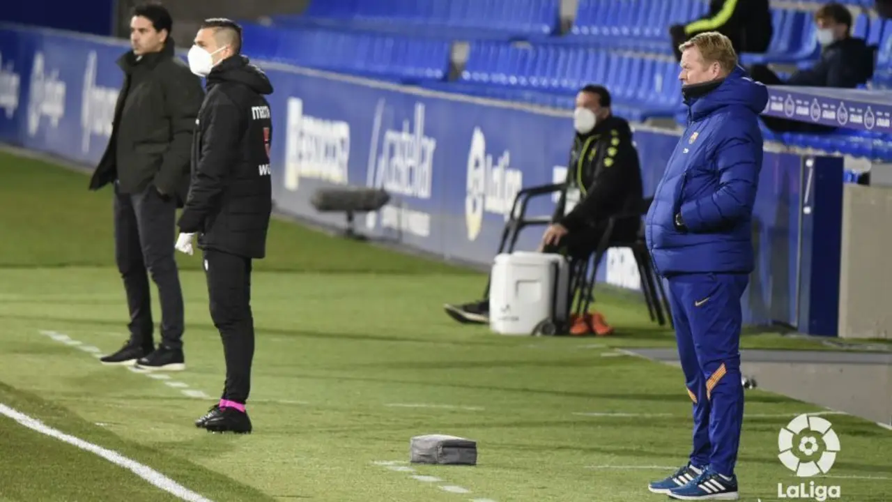 M&iacute;chel, al fondo de la imagen, en el partido entre el Huesca y el FC Barcelona de Koeman, en primer plano. Foto: LaLiga