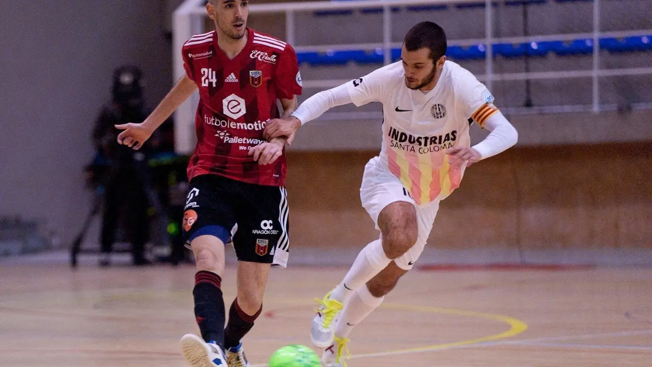 Adri Ortego conduce el bal&oacute;n. Foto: Santa Coloma
