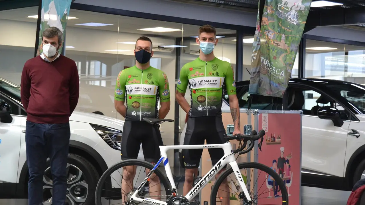 Dos corredores del equipo Huesca La Magia - Renault con su nueva bici. Foto: Sportaragon